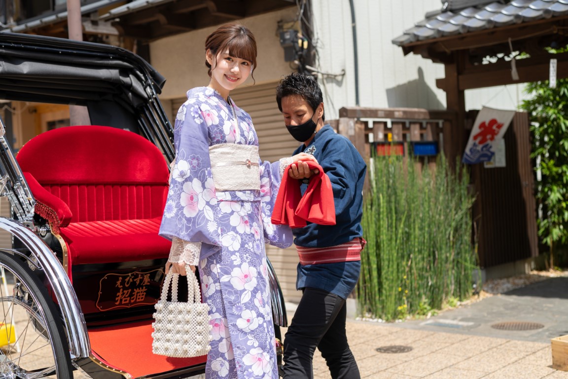 浴衣着た女性が人力車から降りている画像