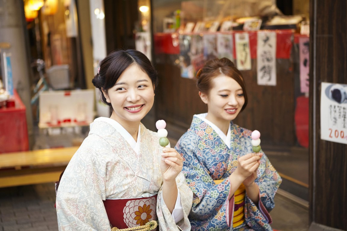 着物着た女性の2人組がお団子持っている