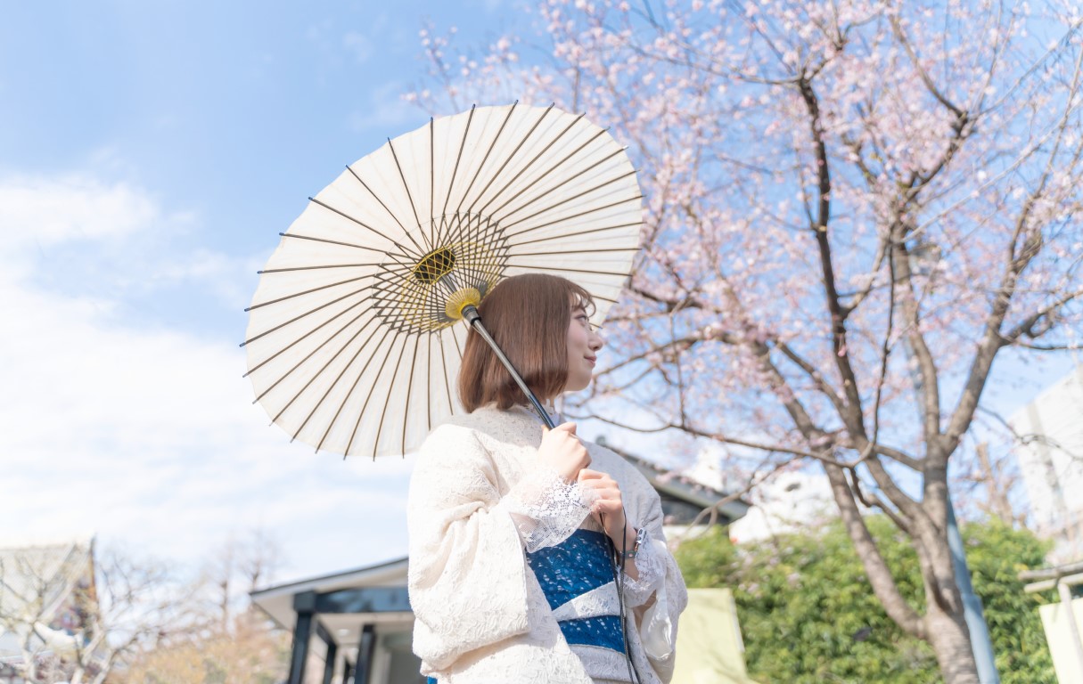 着物着て日傘をさしている女性