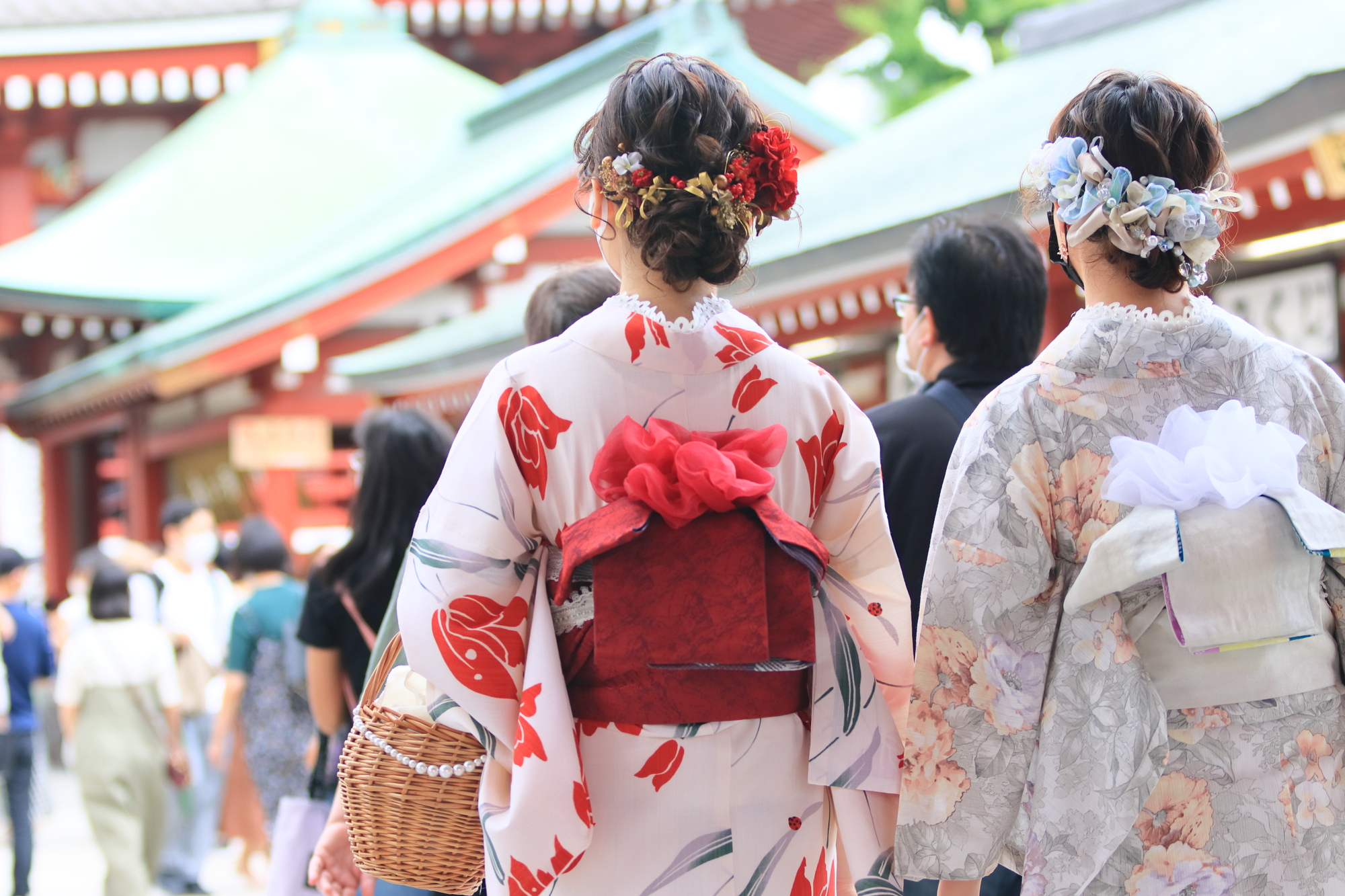 着物着た女性2人組の後ろ姿