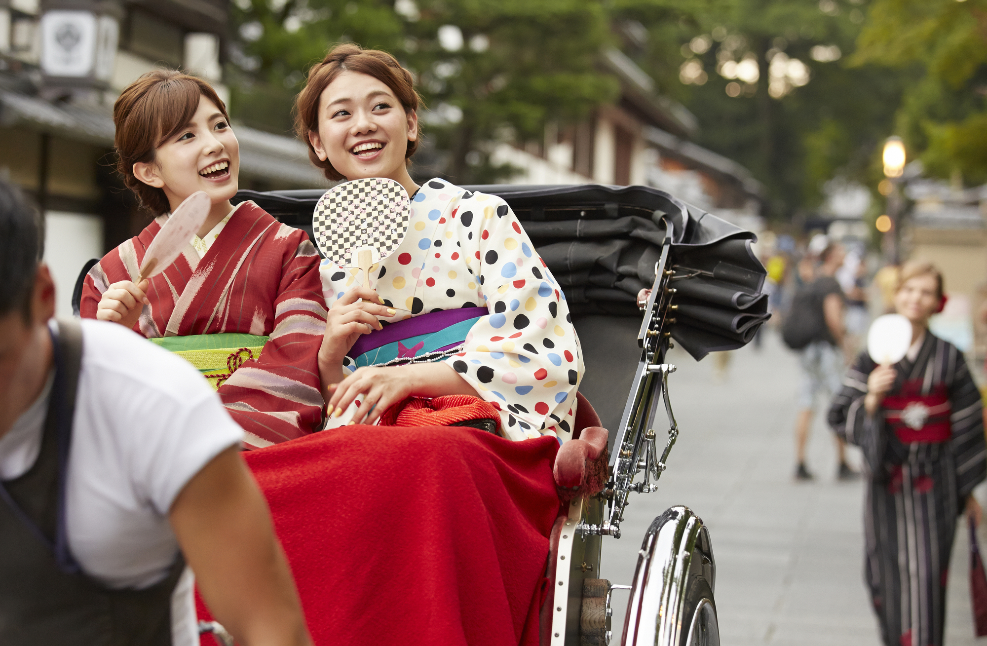 着物着て人力車に乗っている女性2人組