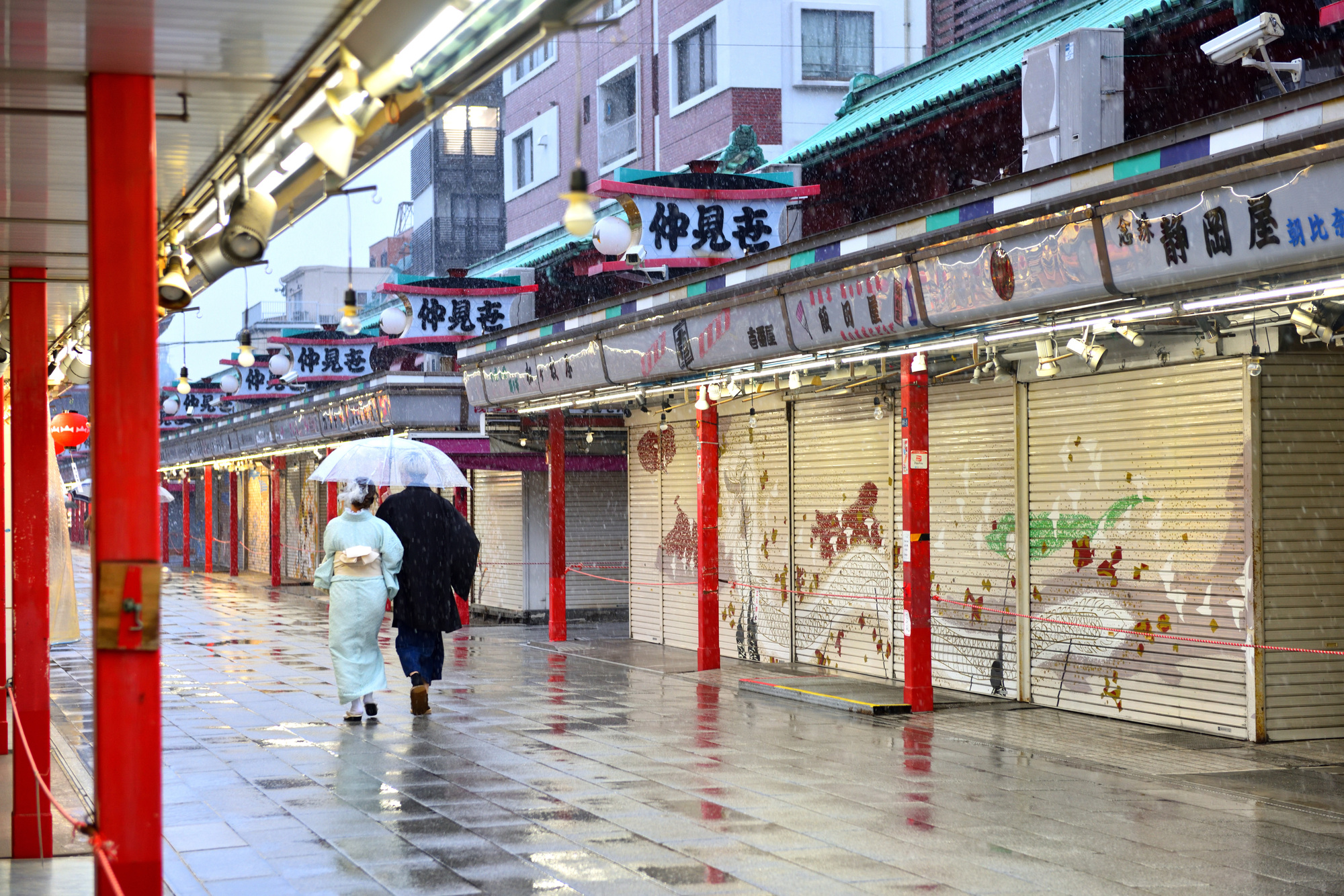 雨の仲見世商店街