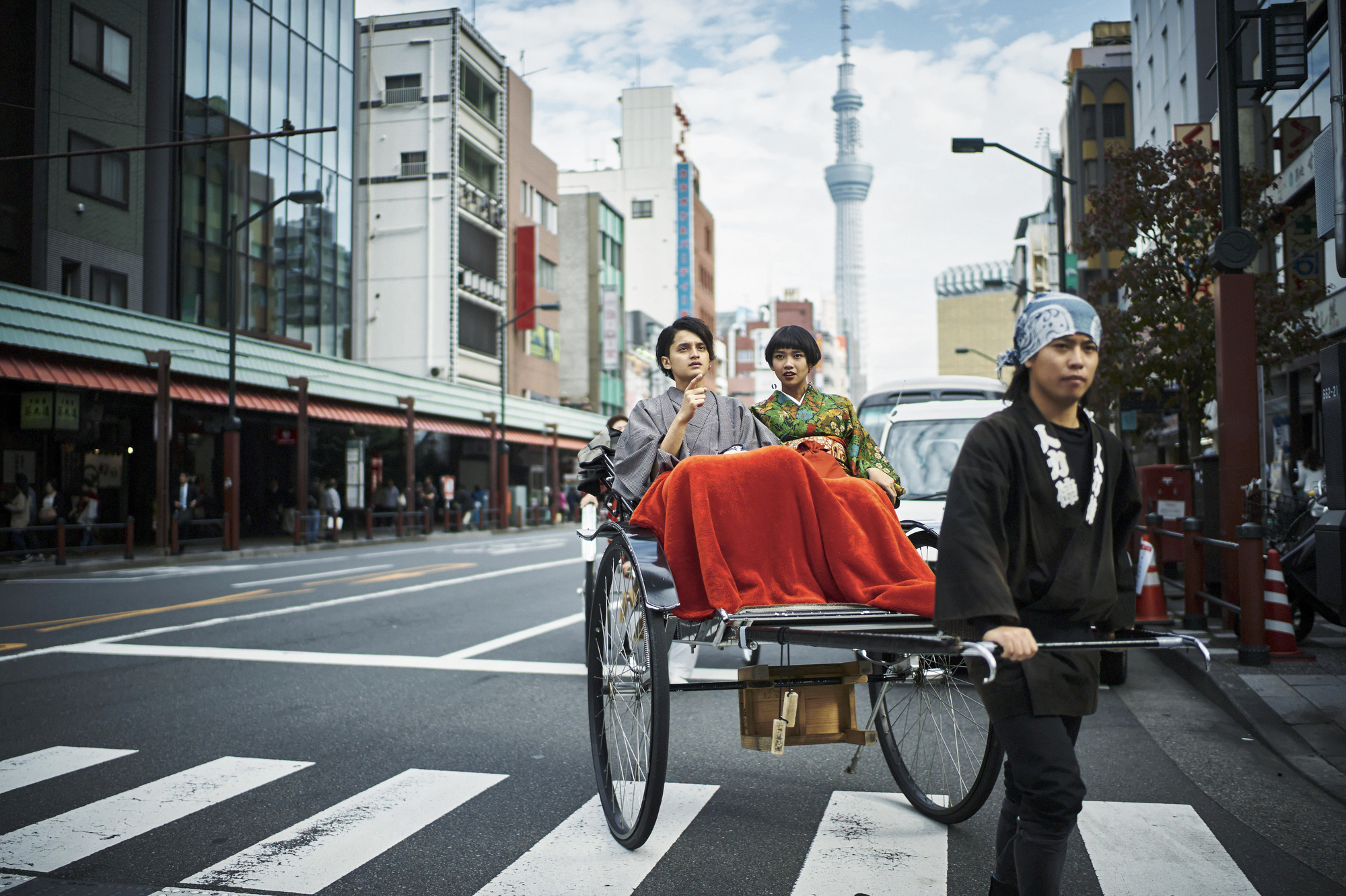 人力車で浅草を観光しているカップル