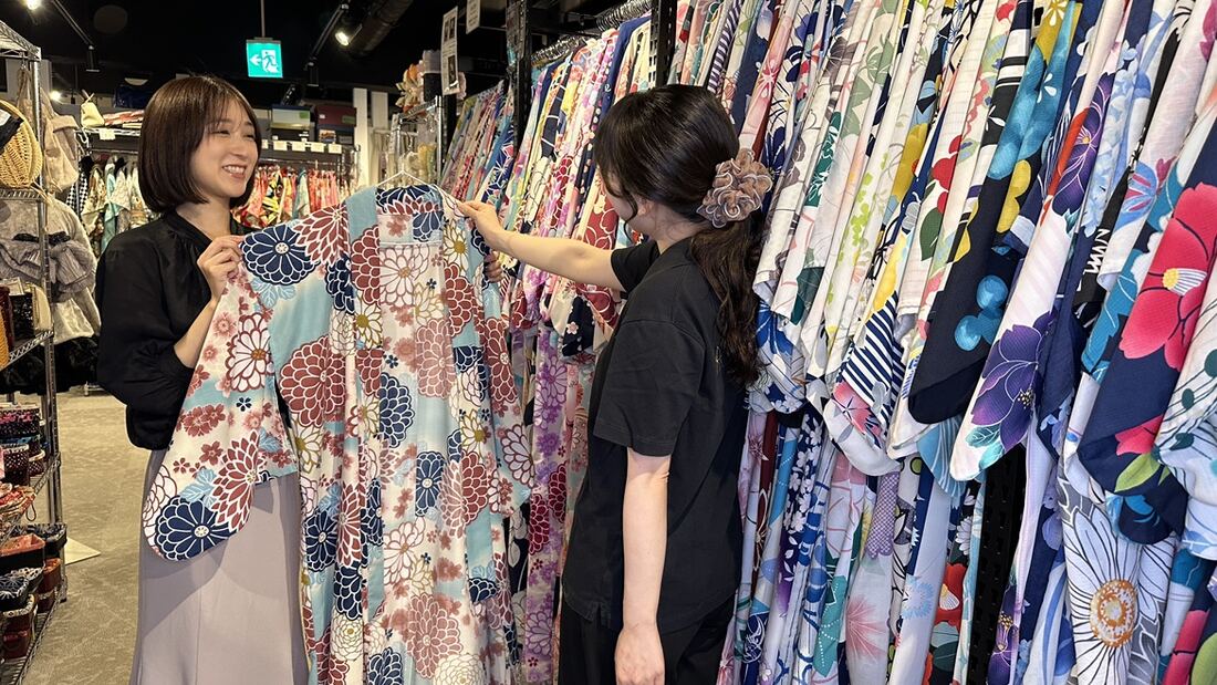 店内の着物ラック
